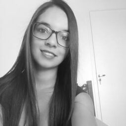 Flávia Reis