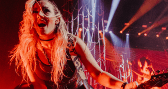 A guitarrista Nita Strauss tocou clássico do Pantera
