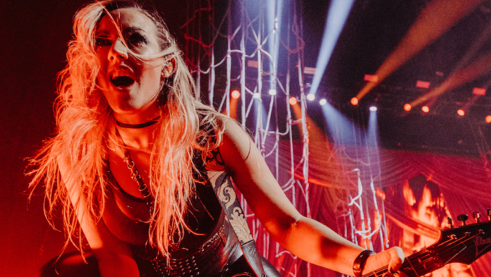 A guitarrista Nita Strauss tocou clássico do Pantera
