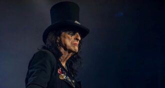 Alice Cooper lança novo single, 'Welcome To The Show'.