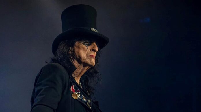 Alice Cooper lança novo single, 'Welcome To The Show'.