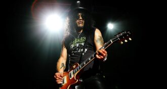 Slash fala sobre o 42° aniversário da MTV e diz que o canal morreu nos anos 90.