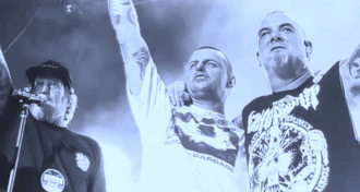 Pantera membros do Mastodon e Lamb of God sobem ao palco para cantar Walk, na Geórgia