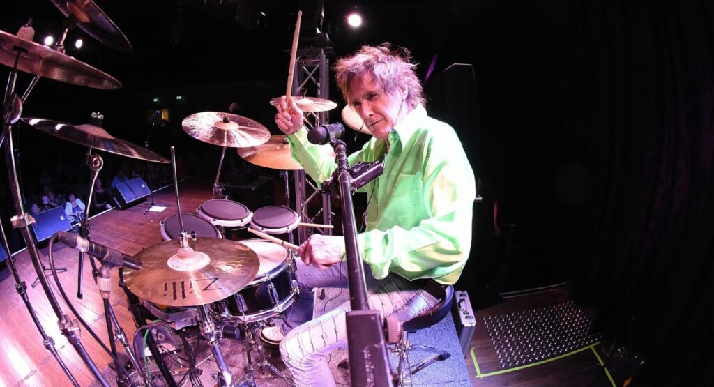 AC/DC baterista original, Colin Burgess, falece aos 77 anos