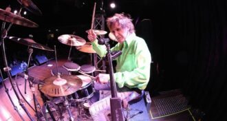 AC/DC baterista original, Colin Burgess, falece aos 77 anos