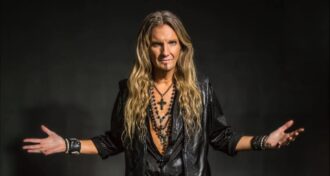 Accept Joel Hoekstra, guitarrista do Whitesnake, se junta aos alemães na turnê de 2024