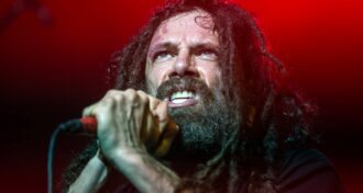 Six Feet Under outras pessoas ganham dinheiro enquanto fazemos o trabalho, diz Chris Barnes sobre turnês