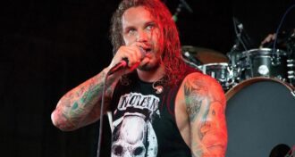 As I Lay Dying: câmeras mostram Tim Lambesis usando de violência contra a ex-esposa Dany Norris e vocalista se manifesta