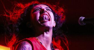 Crypta “sou chamada de poser, mas todo mundo ouve coisas fora do metal. Isso não me torna menos metal, diz Fernanda Lira