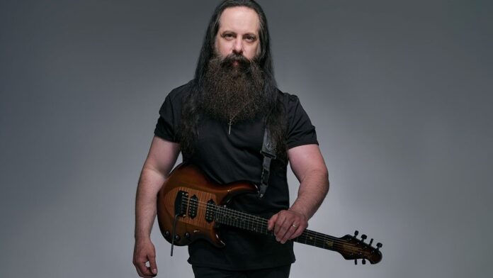 Dream Theater para John Petrucci, ser autossuficiente foi crucial para que a banda sobrevivesse na indústria