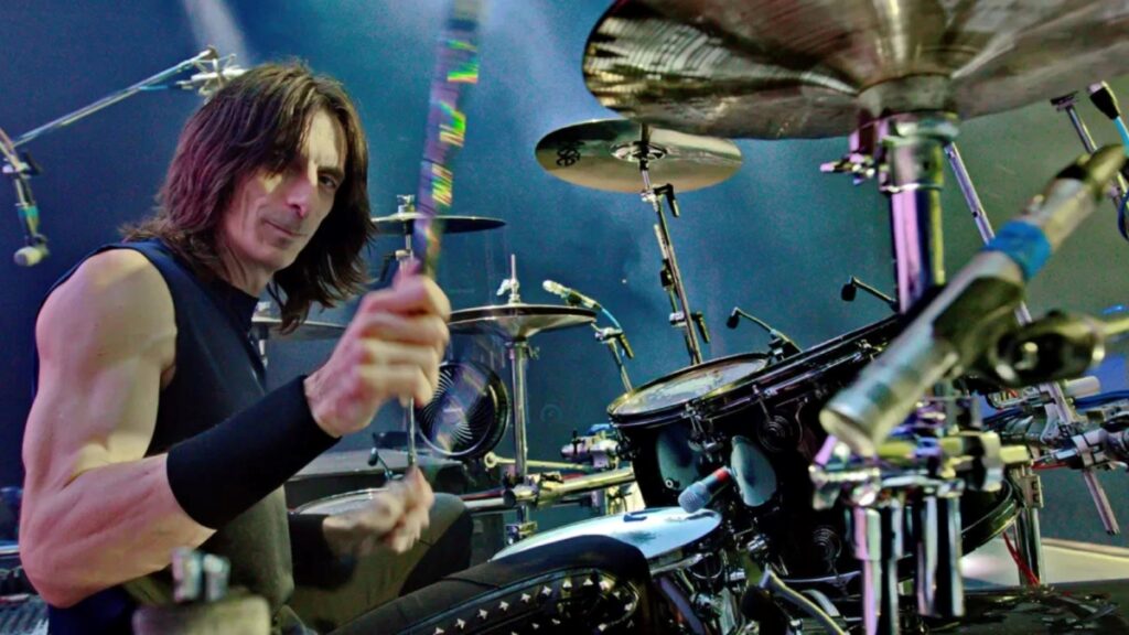 Judas Priest é uma verdadeira honra, diz Scott Travis sobre reconhecimento da icônica introdução de bateria de Painkiller