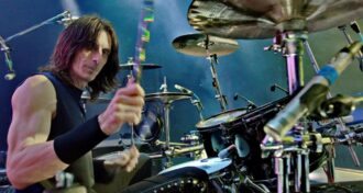 Judas Priest é uma verdadeira honra, diz Scott Travis sobre reconhecimento da icônica introdução de bateria de Painkiller