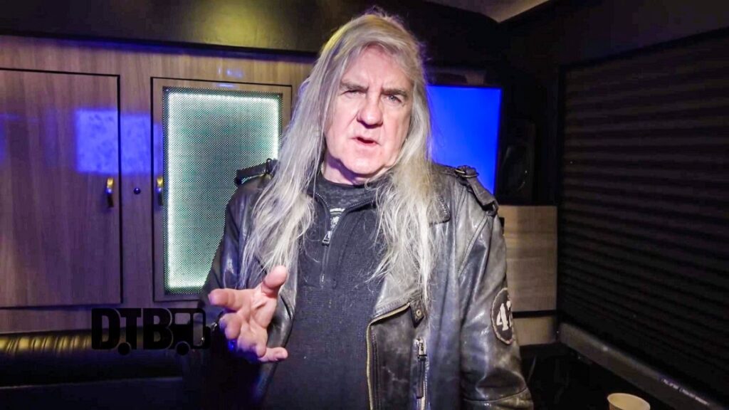 Saxon Biff Byford sobre uma de suas memórias marcantes no metal, foi a primeira vez que vimos tantos tipos de groupies