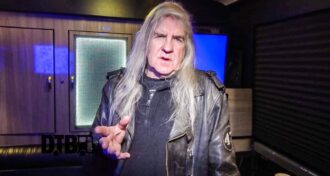 Saxon Biff Byford sobre uma de suas memórias marcantes no metal, foi a primeira vez que vimos tantos tipos de groupies