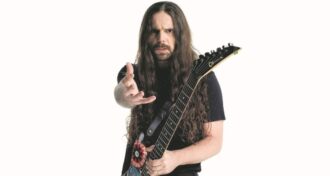 Sepultura Andreas Kisser detona regravações dos irmãos Cavalera, uma merda. Valor artístico zero. Prefiro The Troops of Doom