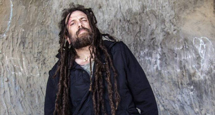 Six Feet Under Chris Barnes expõe grande site e também quer ser ouvido