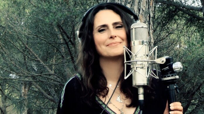 Within Temptation Sharon Den Adel acredita que a banda deve usar a música para transmitir sua visões políticas