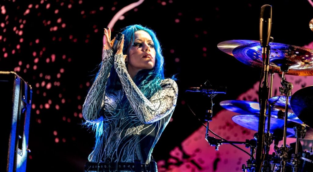 Arch Enemy: "colapso total por exaustão e infecção bacteriana" tiraram Alissa White-Gluz de show no México