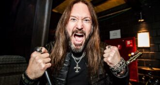 Hammerfall eu não quero acabar como muitos dos meus heróis vocais, que não conseguem mais cantar, mas ainda saem em turnê, diz Joacim Cans