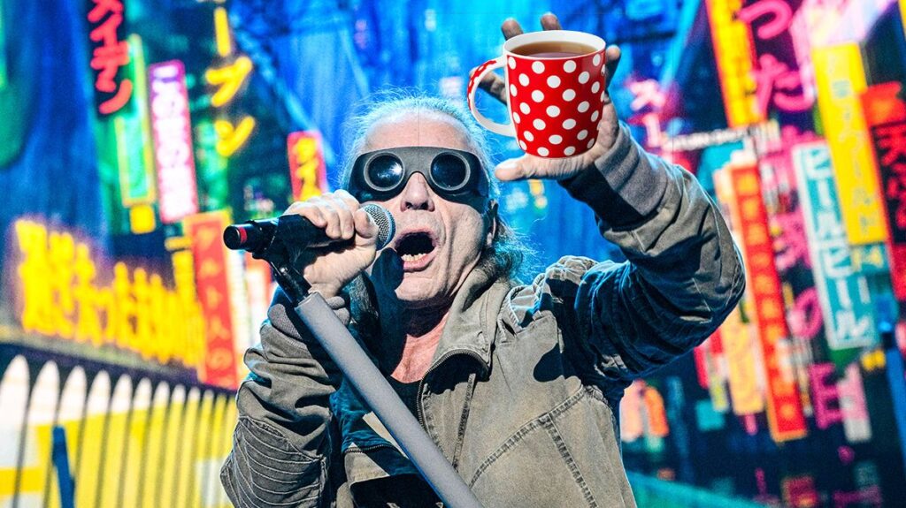 Iron Maiden Bruce Dickinson conta que saía escondido para tomar chá durante determinada música na turnê The Future Past