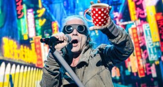 Iron Maiden Bruce Dickinson conta que saía escondido para tomar chá durante determinada música na turnê The Future Past