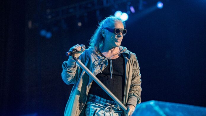 Iron Maiden: Bruce Dickinson novamente repreende fãs por consumirem maconha durante o show