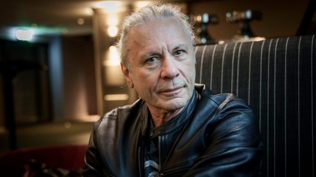 Iron Maiden: "quando ouço 'Killers', sou transportado de volta para um mundo de… luxo de quitinete! Ah, aqueles lençóis fedorentos!", diz Bruce Dickinson