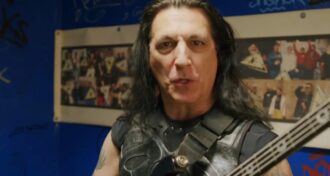 Manowar o mundo está cheio de idiotas que ficam em casa o dia todo mexendo na porra do saco e escrevendo merda na internet, diz Joey DeMaio