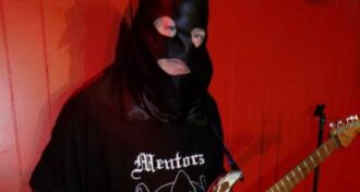 Mentors guitarrista e fundador Eric Carlson, conhecido como Sickie Wifebeater, morre aos 66 anos