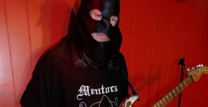 Mentors guitarrista e fundador Eric Carlson, conhecido como Sickie Wifebeater, morre aos 66 anos