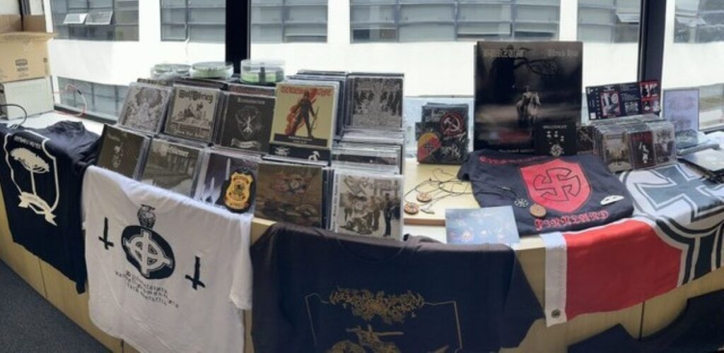 PF apreende materiais de apologia ao nazismo, como discos NSBM, bandeiras, patches e outros artefatos em Curitiba