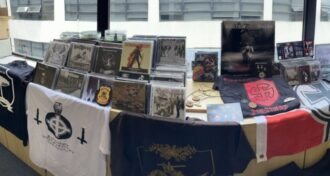 PF apreende materiais de apologia ao nazismo, como discos NSBM, bandeiras, patches e outros artefatos em Curitiba