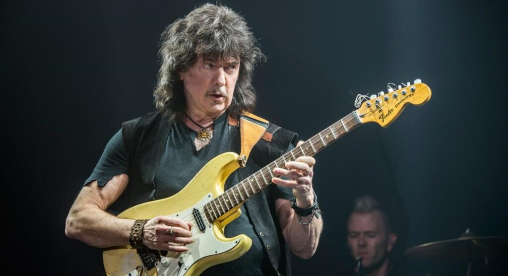 Ritchie Blackmore eu gosto de reclamar, e vou reclamar! A porcaria que estão tocando no rádio hoje é horrível