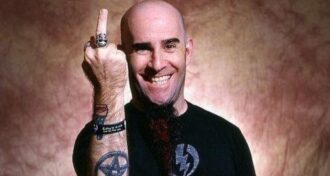 Scott Ian, do Anthrax, conta como a banda foi banida da MTV acharam que estávamos tirando sarro dos deficientes mentais
