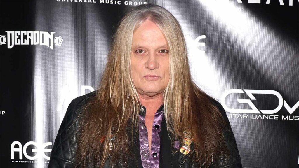 Sebastian Bach afirma que CD's causam fadiga auditiva e sugere aos fãs que deem preferência aos vinis