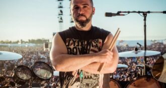 System Of A Down John Dolmayan fará doação de ingressos a fãs que não têm condições de pagar