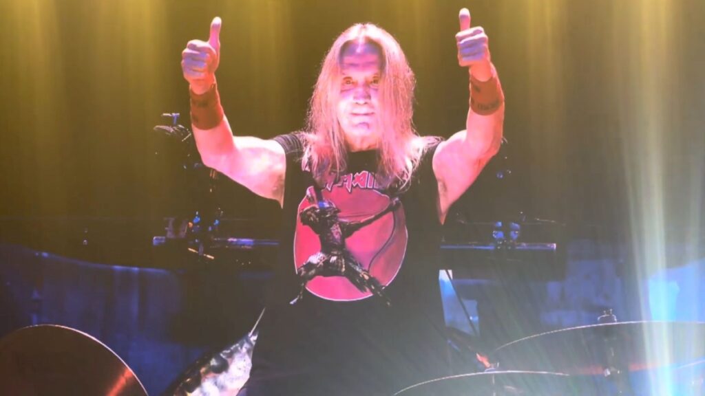 Iron Maiden: Bruce Dickinson discursa e emociona fãs na despedida de Nicko McBrain