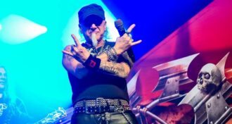Accept eu bebo muita cerveja, brinca Mark Tornillo sobre os cuidados para manter sua voz em forma