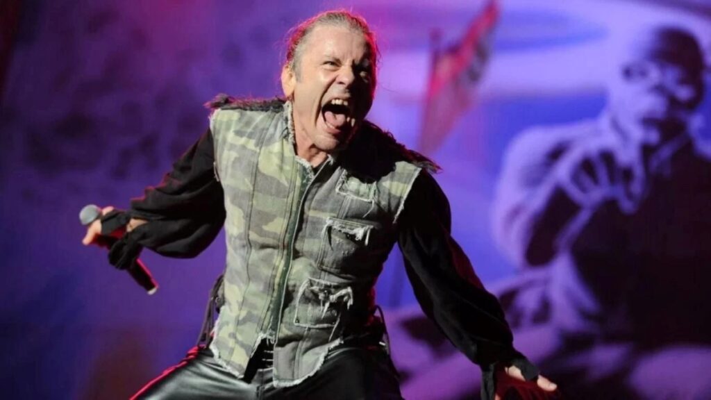 Bruce Dickinson: "O mais próximo que o 'estabelecimento artístico' chegou de abraçar o metal foi o punk, porque era lixo e podiam controlá-lo"
