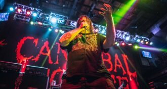 Cannibal Corpse Não vou pagar para me livrar dos comerciais. Lido com eles como quando eu ouvia rádio, diz Corpsegrinder