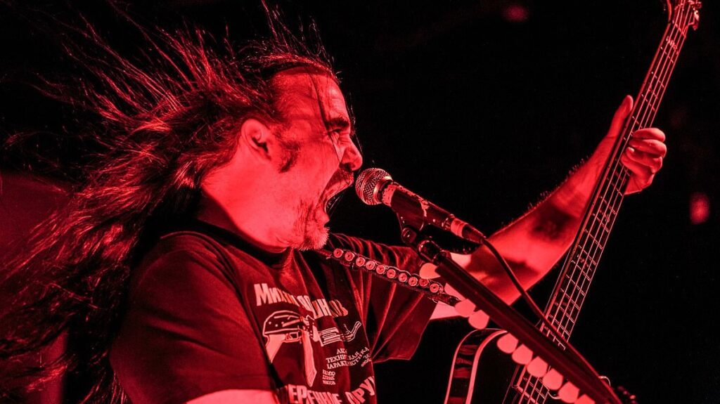 Carcass Todo baixista é um guitarrista fracassado. Assim como todo jornalista musical é um músico fracassado, disse Jeff Walker
