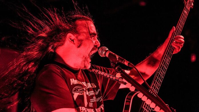 Carcass Todo baixista é um guitarrista fracassado. Assim como todo jornalista musical é um músico fracassado, disse Jeff Walker