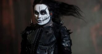 Cradle of Filth vinil é muito caro. Se eu ganhar vinil de graça, legal. Se não for isso, eu não compro, eu fico com CS's, diz Dani Filth