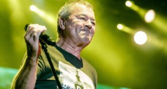 Deep Purple A razão pela qual Fireball é meu álbum favorito, é porque sem Fireball nunca seríamos capazes de fazer Machine Head, diz Ian Gillan