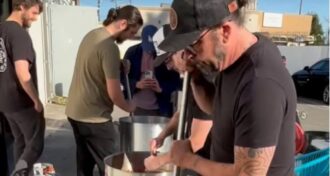 Foo Fighters Dave Grohl passa o aniversário de 56 anos cozinhando para os afetados pelos incêndios em Los Angeles
