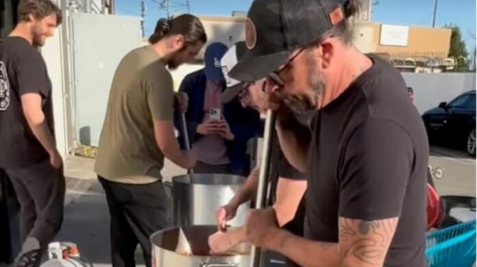 Foo Fighters Dave Grohl passa o aniversário de 56 anos cozinhando para os afetados pelos incêndios em Los Angeles