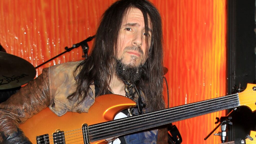 Guns N' Roses falar de Axl Rose só me leva a tumulto e tormento, diz ex-guitarrista Ron Bumblefoot