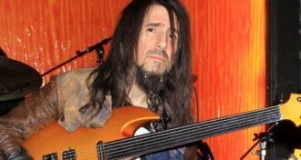 Guns N' Roses falar de Axl Rose só me leva a tumulto e tormento, diz ex-guitarrista Ron Bumblefoot
