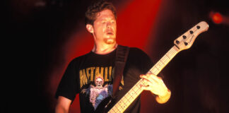 Há 24 anos, Jason Newsted deixava o Metallica: "O que me afastou do Metallica é o que chamo de desrespeito perpétuo"