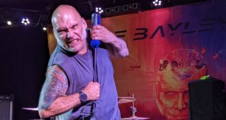 Iron Maiden Bruce Dickinson é o padrão absoluto do que é ser um frontman de Heavy Metal, disse Blaze Bayley